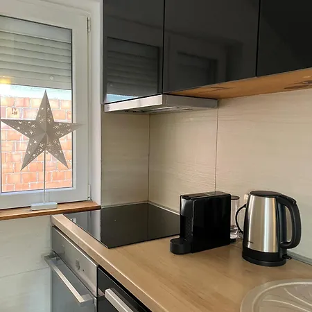 Airport Gate 25 * Ledine