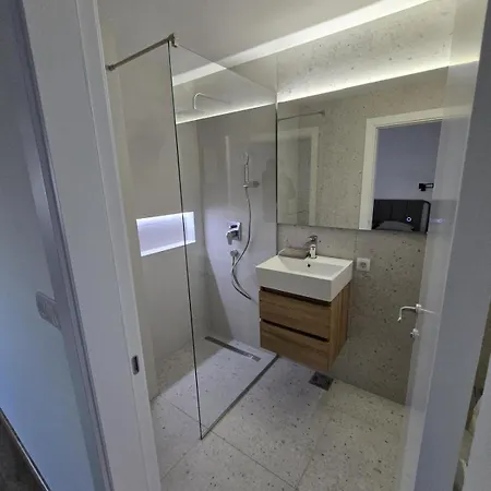 Airport Gate 25 * Ledine