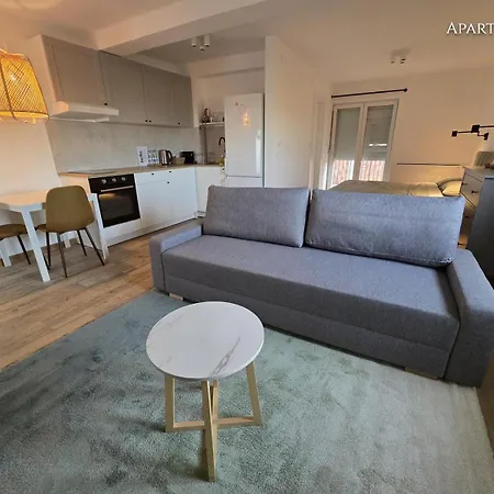 Airport Gate 25 * Ledine