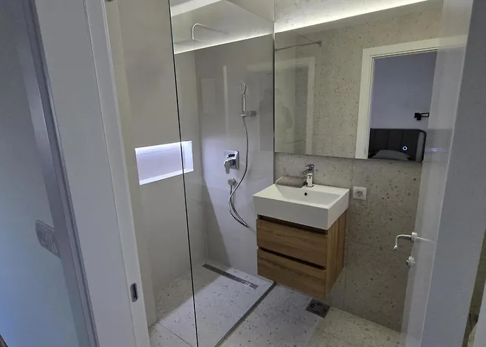 Airport Gate 25 * Ledine